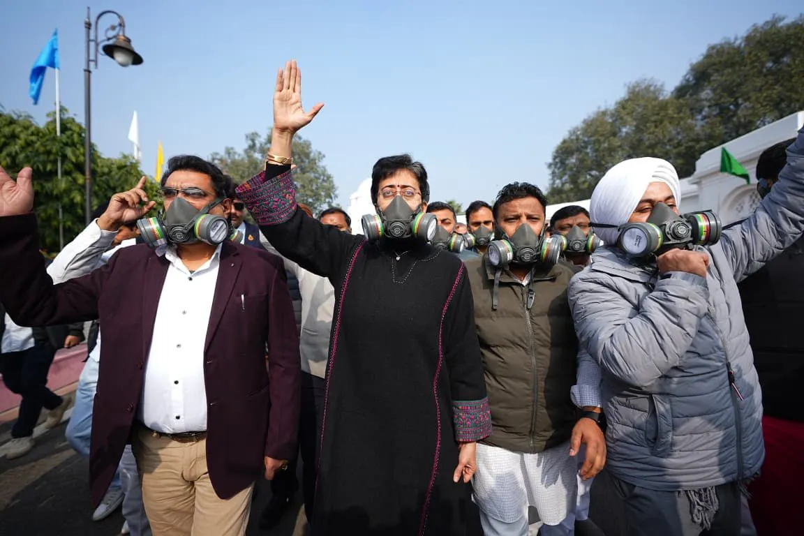 Delhi Pollution Crisis: AAP MLAs Forced to Protest in Masks