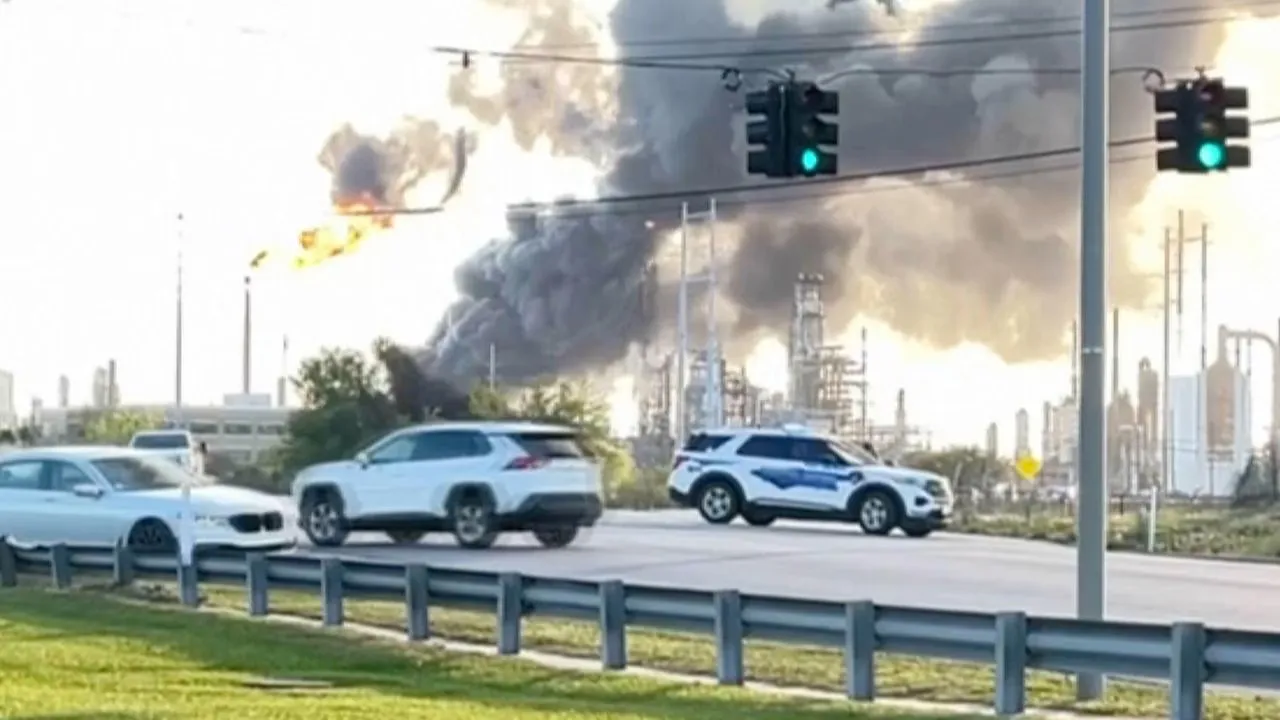 Texas Oil Refinery Explosion: Panic in Texas after Oil Refinery ...