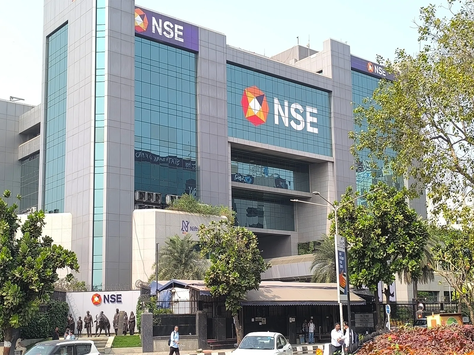 Market Commentary thumbnail: Markets end lower for fifth straight session, Sensex down 331 points